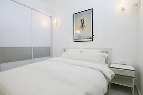 1 BR with Patio in City Center by FeelHome