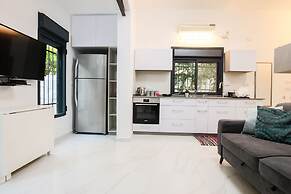 1 BR with Patio in City Center by FeelHome