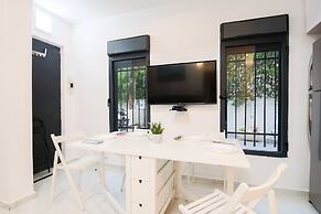 1 BR with Patio in City Center by FeelHome