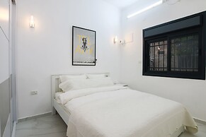 1 BR with Patio in City Center by FeelHome