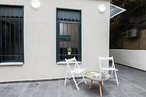 1 BR with Patio in City Center by FeelHome