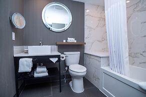 Sandman Signature Ottawa Airport Hotel