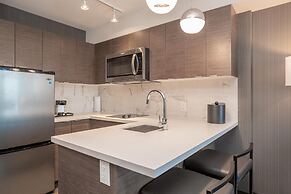 Sandman Signature Ottawa Airport Hotel