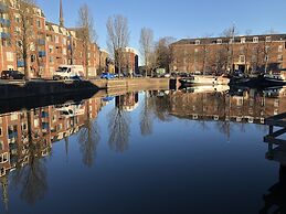 Slapen in eigentijds woonboot hotel