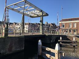 Slapen in eigentijds woonboot hotel