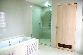 Jolly Suites Petkasem