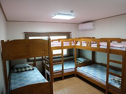 Blue Island Guesthouse - Hostel