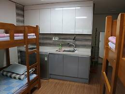 Blue Island Guesthouse - Hostel