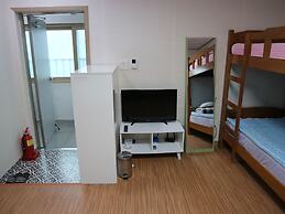 Blue Island Guesthouse - Hostel