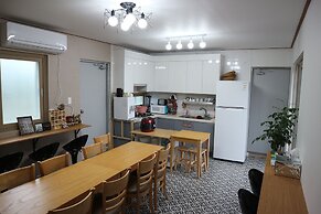 Blue Island Guesthouse - Hostel