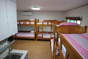 Blue Island Guesthouse - Hostel