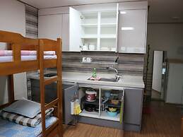 Blue Island Guesthouse - Hostel