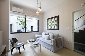 Under the shade of Acropolis