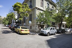 Under the shade of Acropolis