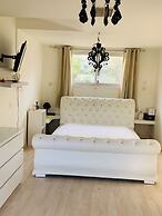 Huge and Beautiful sunny villa by beach