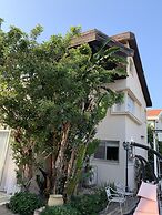 Huge and Beautiful sunny villa by beach