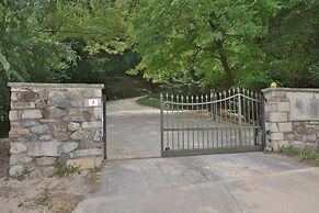 The Groom Home With Pool