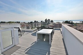 The White Apartment With Pool