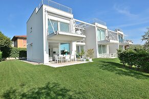 The White Apartment With Pool