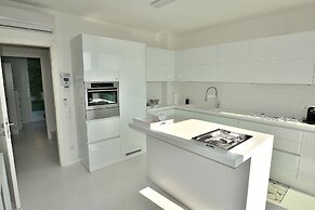 The White Apartment With Pool