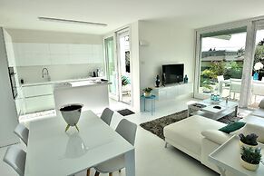 The White Apartment With Pool