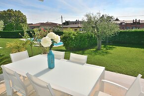 The White Apartment With Pool