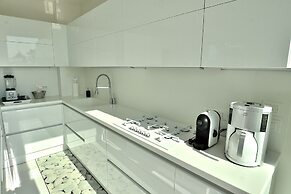 The White Apartment With Pool