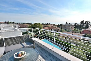 The White Apartment With Pool