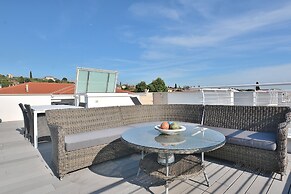The White Apartment With Pool