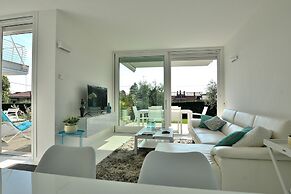 The White Apartment With Pool