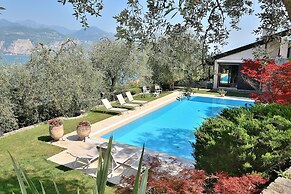 Villa Dismero With Pool