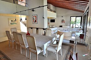 Villa Dismero With Pool