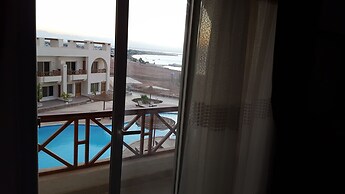 Half Moon - Sunny Dahab