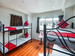 OYO 443 Maria Cristina Arcade Suites