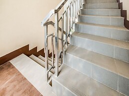 OYO 443 Maria Cristina Arcade Suites