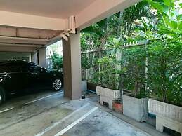 Le Vanvarothai Saladaeng Residence