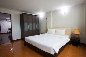 Le Vanvarothai Saladaeng Residence