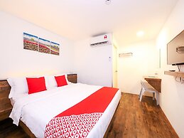 OYO 836 Mandurah Room & Cafe