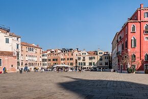 Fenice Backstage over Canal