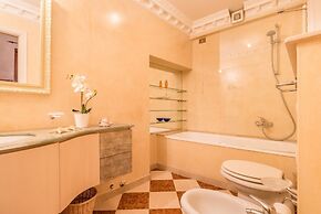 Fenice Backstage over Canal