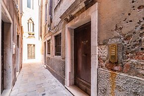 Fenice Backstage over Canal