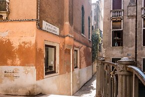 Fenice Backstage over Canal