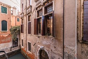 Fenice Backstage over Canal