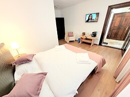 Casa Roth Apartments