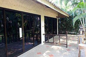 The Hub Erawan Resort