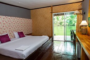 The Hub Erawan Resort