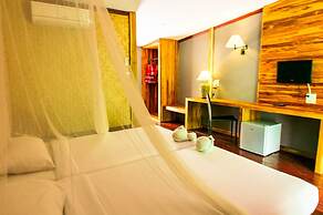 The Hub Erawan Resort