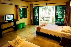The Hub Erawan Resort