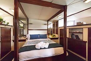 Luxury Boat in Port Forum