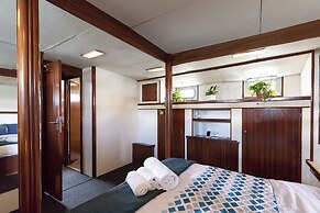 Luxury Boat in Port Forum